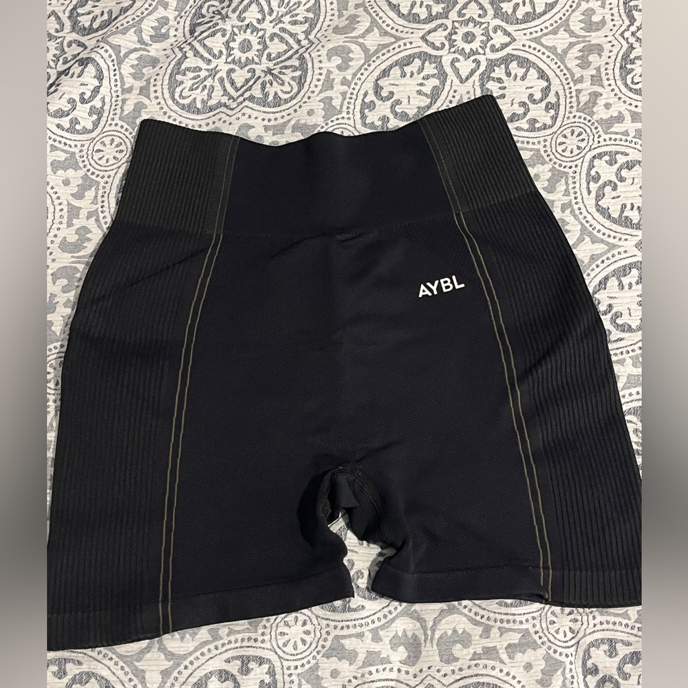 Aybl reflex seamless shorts black size Large EUC - Picture 4 of 8